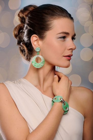 So muß ein Shooting sein. Tolles Model, Visa, Make Up, Styling, Schmuck - alles perfekt. Mit extremer Schärfe fotografiert, Glanzlicht im Haar und dann eine aufwendige Beautyretusche. Den Hintergrund habe ich mit Photoshop eingebaut.