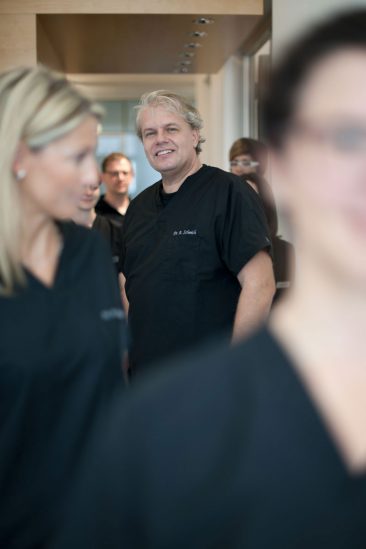 Dynamische Gruppenfotos mit viel Unschärfe und klarem Fokus auf Dr. Schmich