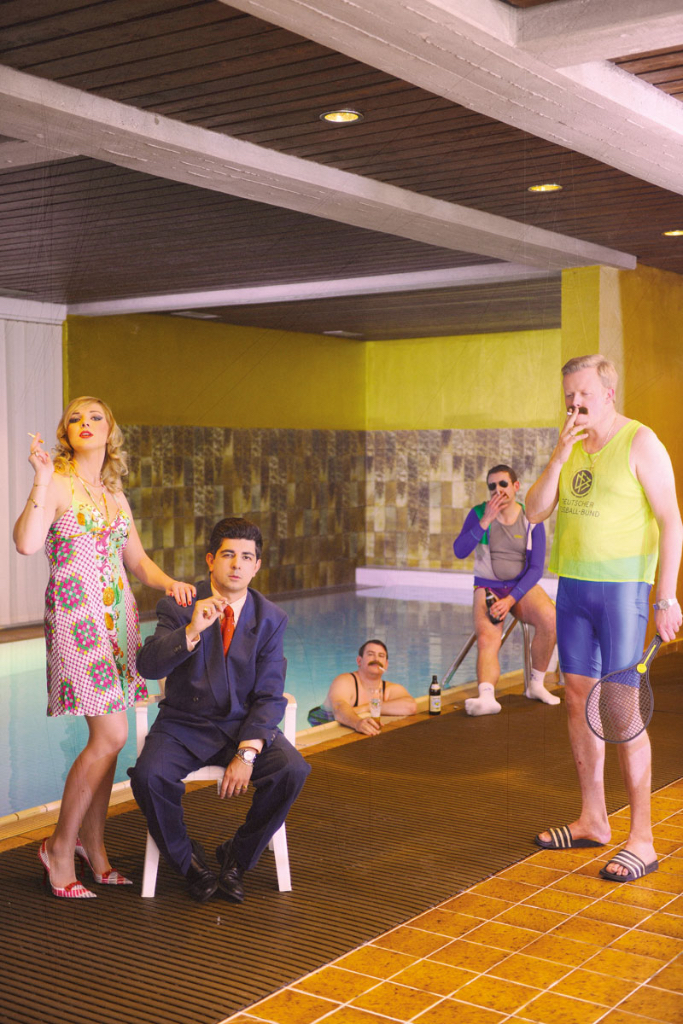 Werbefotoshooting-Muenchen-80er Outfit am Pool