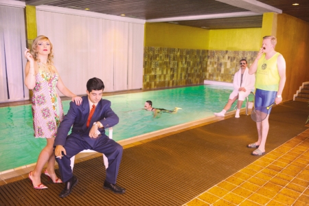 Werbefotoshooting-Muenchen-80er Outfit am Pool