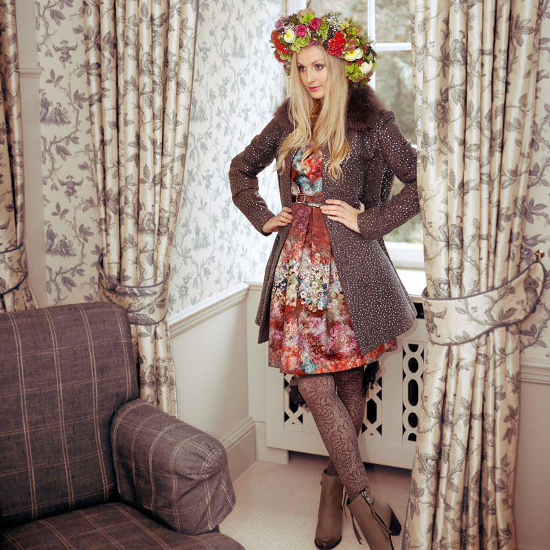 Model Johanna in aktueller Herbstmode, fotografiert in einer Suite des Schlosshotels Friedrichsruhe